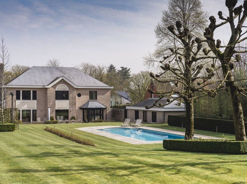 Aan de prestigieuze Kastanjedreef in Rollegem vindt u deze indrukwekkende villa op een absolute toplocatie. Deze uitstekend onderhouden eigendom uit 1