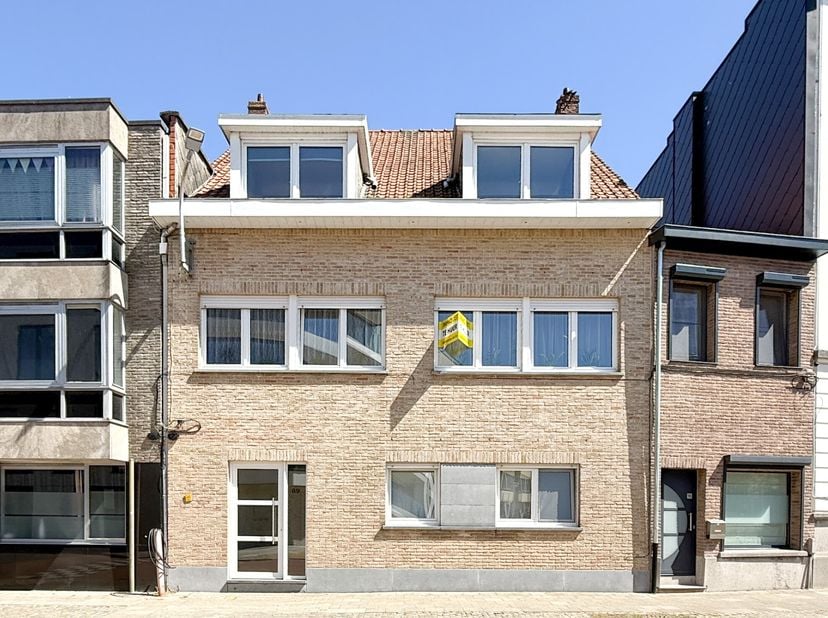Dit appartement op de eerste verdieping is ideaal gelegen in de Stationsstraat te Beveren, op wandelafstand van het station, openbaar vervoer, winkels