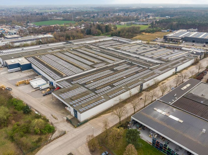 Ce centre de distribution récent est situé à Dilsen-Stokkem, stratégiquement situé entre l'E314 et la frontière néerlandaise, avec une combinaison d'e