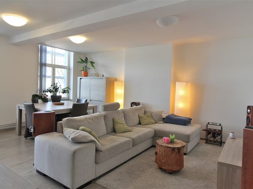 Cet appartement récent et complètement renouvelé dispose de 2 chambres à coucher et se situe au 1er étage (l’étage le plus haut).<br />
Structure:<br