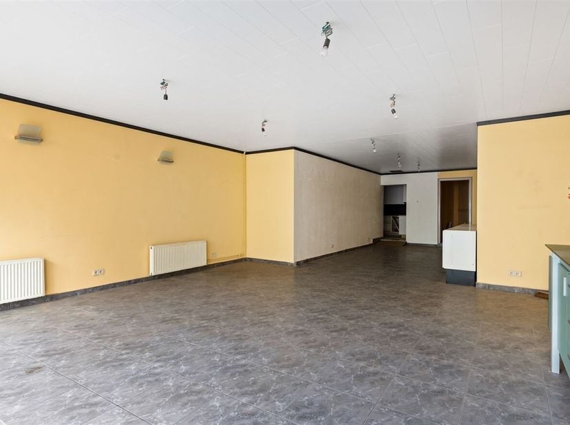 Gelegen op de Turnhoutsebaan in Deurne, geniet dit handelspand van een uitstekende zichtlocatie met veel passage en bereikbaarheid.<br />
Binnenkomen
