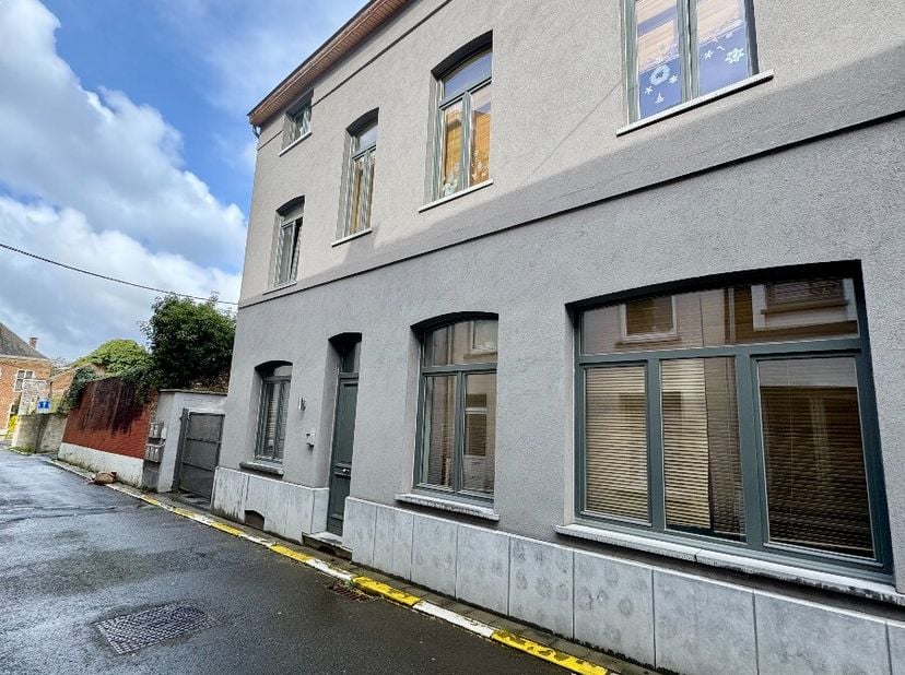 Gezellig en instapklaar gelijkvloers appartement, rustig gelegen in een autoluwe straat in het hart van Overijse. Dankzij de centrale ligging bevinden