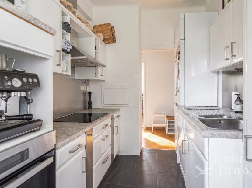 Quartier Cavell, Victoire-Junot biedt u exclusief dit charmante appartement van ± 82 m² bruto, gelegen op de 3e verdieping van een goed onderhouden ge