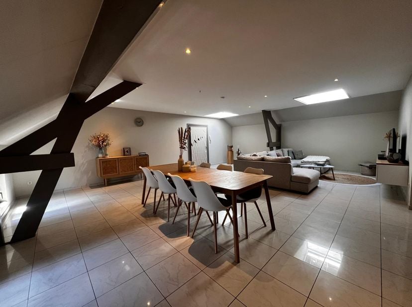 Ruim bemeubeld dakappartement (114 m²) te huur in hartje Hasselt – Minderbroedersstraat 12<br />
<br />
Op zoek naar ruimte, comfort én een topligging