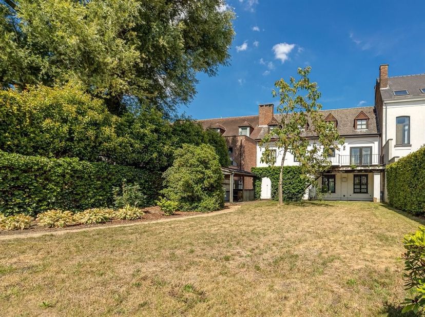 Ontdek deze charmante woning gelegen in het hart van Hulshout. Met een royale bewoonbare oppervlakte, biedt dit pand ruim voldoende plek om wonen en w