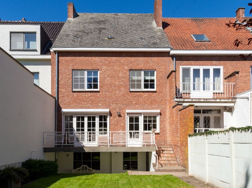 Deze authentieke, karaktervolle woning ligt in het centrum van Hasselt en heeft 6 slaapkamers, een inpandige garage, een tuin met veel privacy en is v