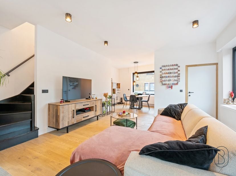 Instapklare woning met 3 slaapkamers, garage, zonnige tuin en een gezellig dakterras. <br />
Deze volledig gerenoveerde woning combineert ruimte, comf