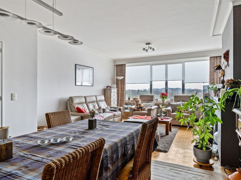 Instapklaar ruim appartement (97m²) met 2 slaapkamers, terras, fietsenstalling en kelderberging op toplocatie in Deurne!<br />
<br />
Ligging:<br />