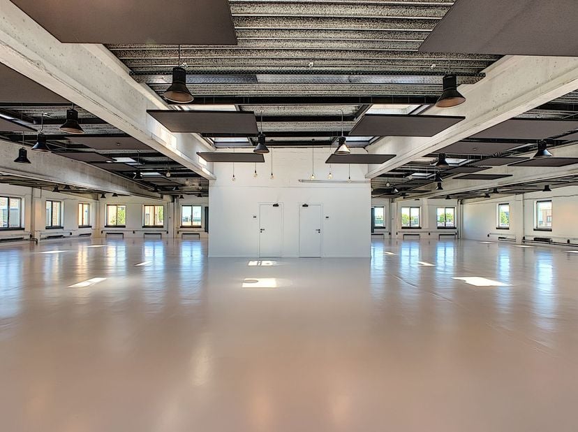Stijlvol gerenoveerde kantoorruimte van 665 m² te huur op een toplocatie langs de commerciële Leuvensesteenweg en nabij de E40 te Zaventem.<br />
<br