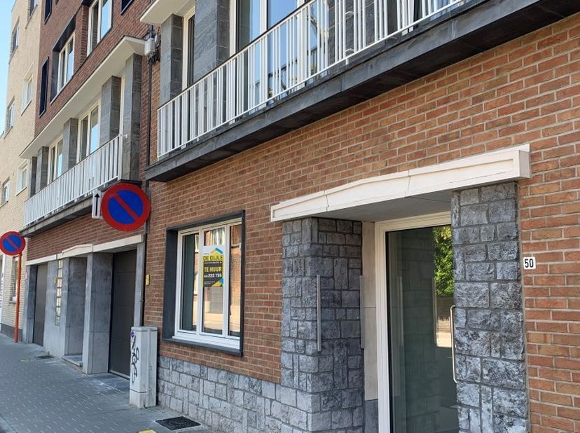 Dit hoogwaardig gerenoveerd appartement, in het Nieuw Kwartier, is zeer gunstig gelegen nabij het centrum, doch met een goede bereikbaarheid.<br />
He