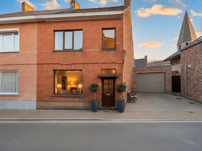 Deze woning is gelegen op een toplocatie in de Vinkstraat 2, biedt een bewoonbare oppervlakte van 138 m² en bevindt zich op wandelafstand van winkel,