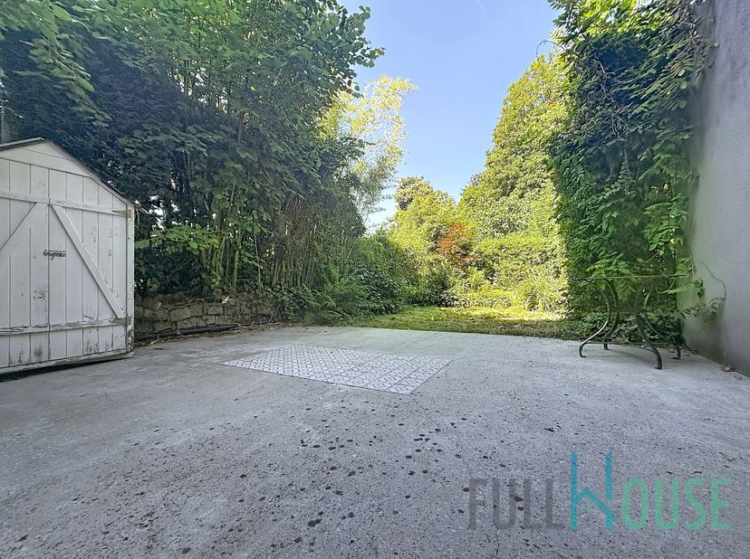 Prachtige herenwoning, smaakvol en met veel liefde gerenoveerd, meer dan 300 m² bewoonbare oppervlakte. Ontvangstruimte van 40 m², volledig uitgeruste