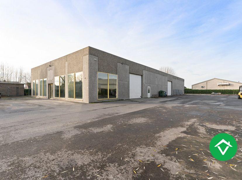 Dit bedrijfsgebouw met woonst is gelegen op een oppervlakte van 3175 m² in de industriezone van Ichtegem en bestaat uit: parking, burelen, woning met