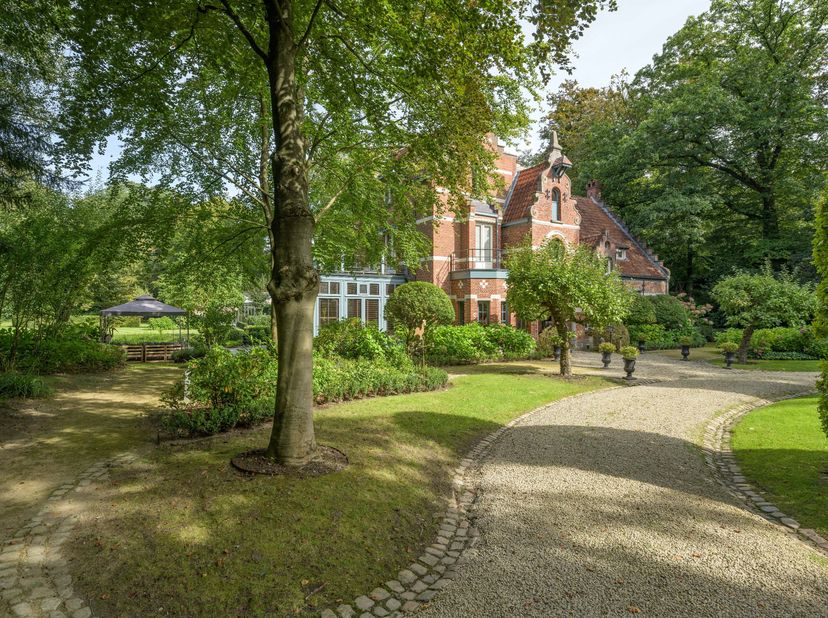 Op de grens van Schoten en ’s Gravenwezel bevindt zich dit stukje geschiedenis uit 1758. Op een perceel van ca. 9.053 m² wordt de villa "'t Wit Kruis"