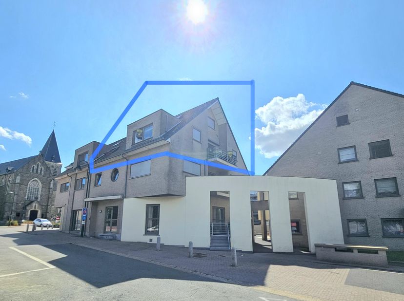 Dit instapklare en ruime appartement ligt pal in het centrum van Opglabbeek. Bij dit appartement hoort ook nog een berging en autostaanplaats in de ke