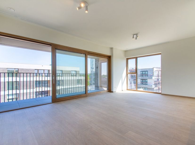 Het appartement is gelegen op de 4de verdieping van het gebouw. Er is een lift. Een ruime inkomhal met apart toilet. Het is er rustig. 2 slaapkamers.<