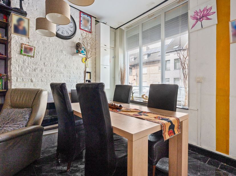 Bent u op zoek naar een woning die u volledig naar uw eigen smaak kunt renoveren en afwerken? Dan is deze halfopen bebouwing in Geraardsbergen ongetwi