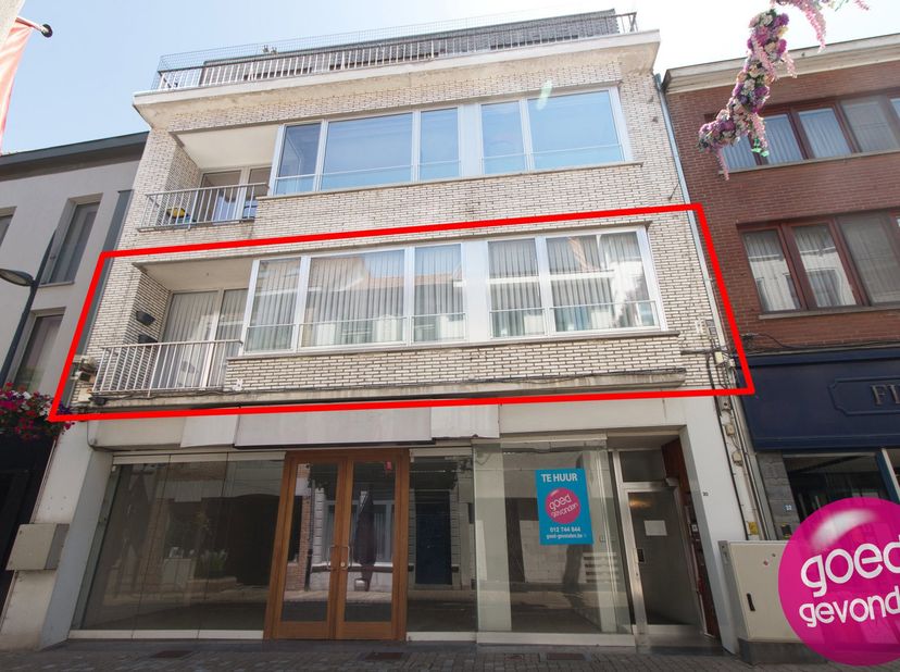 ZEER RUIM APPARTEMENT met 3 GROTE SLK en een ROYAAL TERRAS in HET HART VAN DE STAD<br />
Op wandelafstand van de Grote Markt, bevindt zich dit uitzond