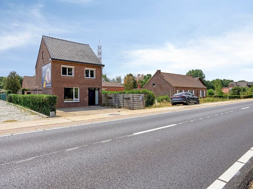 Vrijstaande gezinswoning met diepe tuin en mogelijkheid tot derde slaapkamer.<br />
Deze verzorgde vrijstaande woning is gelegen op een perceel van 10