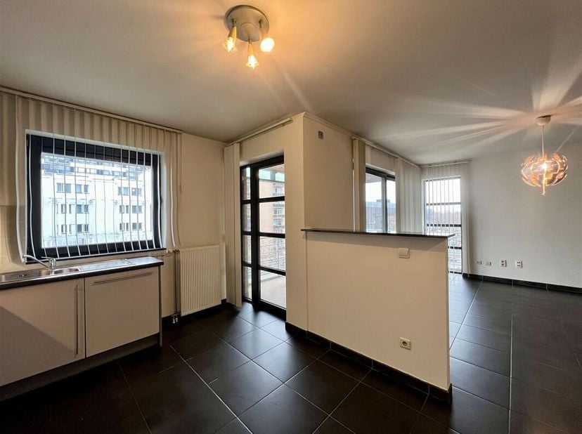 Drie slaapkamer appartement te huur in het hartje van Genk-centrum!<br />
Dit drie slaapkamer appartement bevindt zich op het vierde verdiep in de Res