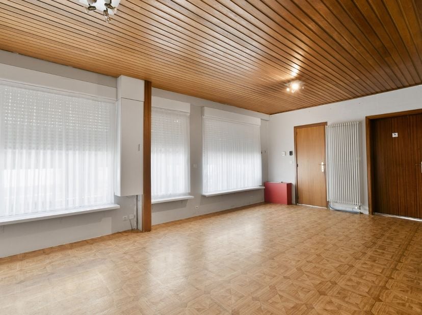 Deze woning in Jabbeke beschikt over een inkom met toegang tot de technische ruimte. Hiernaast is de woning voorzien van een ruime leefruimte en keuke