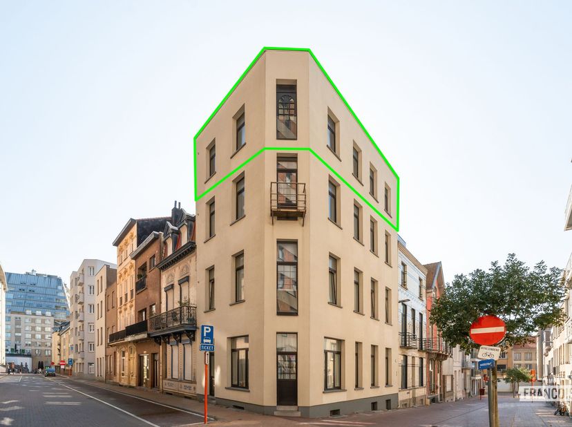 Op zoek naar een appartement te koop in Blankenberge? Dit lichtrijke hoekappartement in de Franchommelaan combineert een centrale ligging met een prak