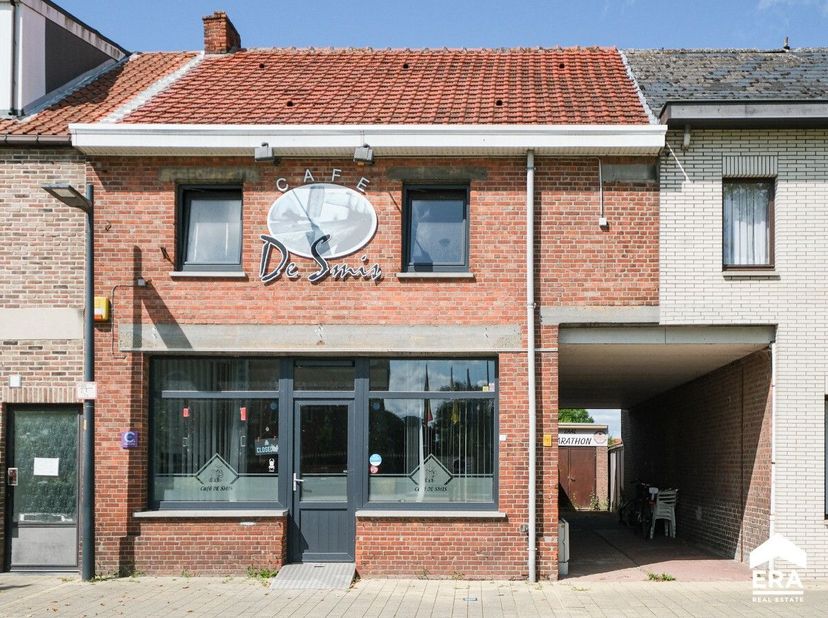 Dit voormalig café met feestzaal en bovenliggende woonst, gelegen in het landelijke Donk, biedt maar liefst 497 m² bruikbare vloeroppervlakte op een p