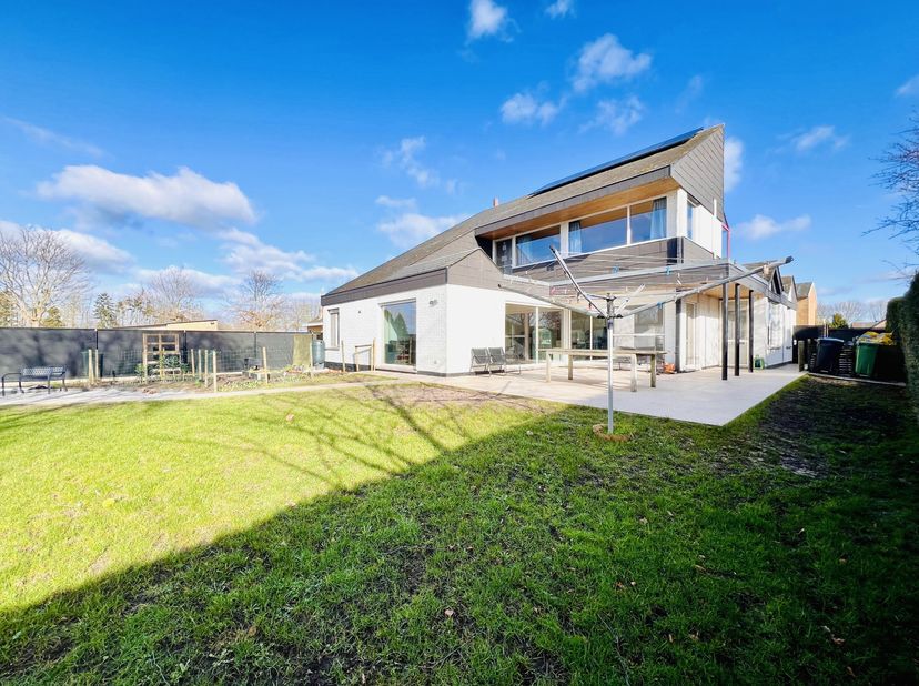 Grotendeels gerenoveerde, commercieel gelegen handelswoning met een bruikbare oppervlakte van 322 m²!<br />
Wat deze eigendom bijzonder maakt? De vele