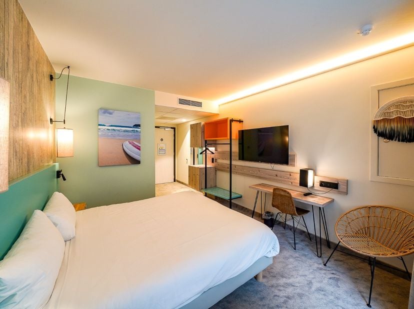 Deze moderne hotelkamer bevindt zich in het hotel Ibis Styles Bredene. Dit is een trendy 3-sterrenhotel met een unieke ligging nabij het strand. Ideaa