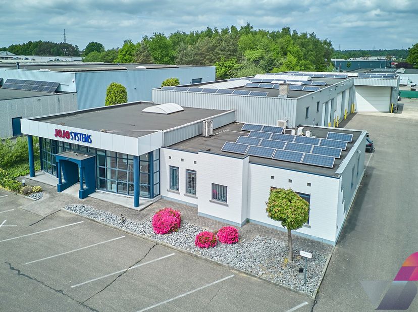 Multifunctioneel gebouw van +/- 1280m² op een uitstekende zichtlocatie. De ligging vlakbij de toegangsweg tot het industrieterrein van Opglabbeek en V