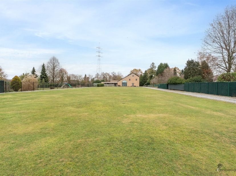 Cette élégante villa avec appartement en duplex attenant est située sur un terrain rare de près de 70 ares, complètement entouré de paix et de verdure