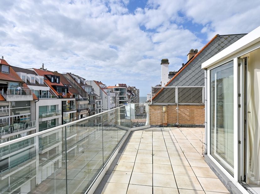 Unieke duplexappartement met drie slaapkamers, op slechts enkele stappen van het strand. Deze penthouse strekt zich uit over de vierde en vijfde verdi