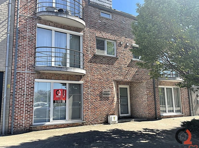 Gelijkvloers appartement met 2 slaapkamers en zonneterras gelegen in Oostham centrum.<br />
Het appartement is als volgt ingedeeld:<br />
+ Inkomhal<b