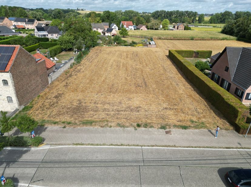 Op een gunstige locatie aan de Oorbeeksesteenweg in Tienen bevindt zich dit ruime perceel bouwgrond van maar liefst 26a61ca. Dankzij de omvang van het