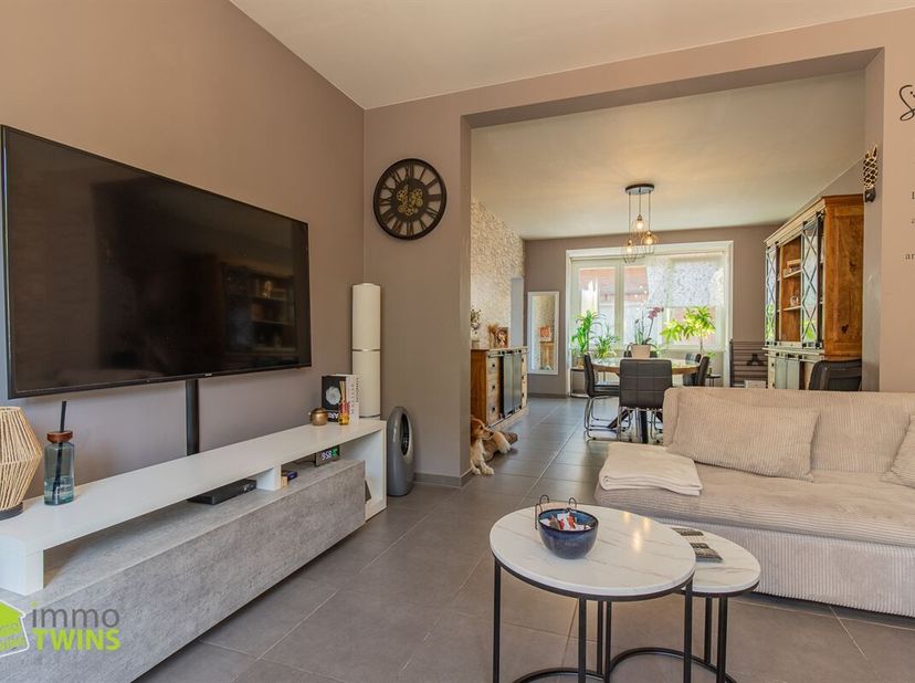 Opbrengstgebouw met 2 ruime appartementen in centrum Lebbeke interessante investering!<br />
Bent u op zoek naar een kwalitatief opbrengsteigendom met