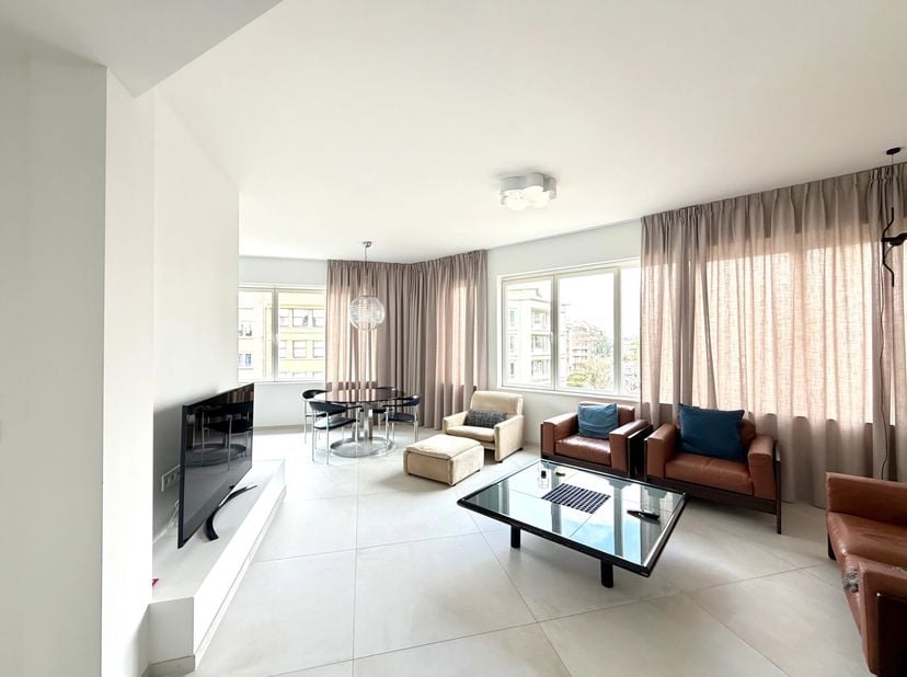 Gepresenteerd door Debora Peruch Tel : 0476/71.28.17 ou debora.peruch@victoire.be<br />
Victoire Junot stelt u graag dit elegante appartement met 2 sl