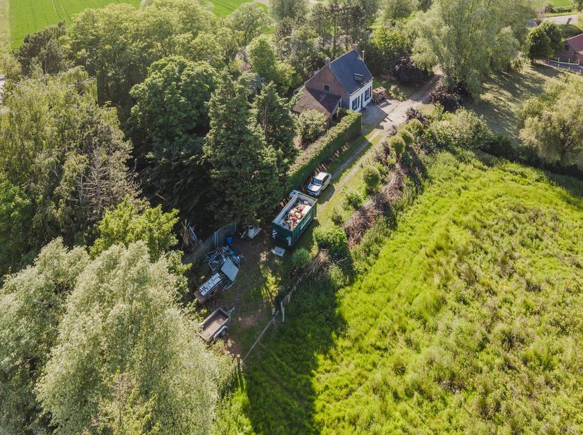 In de Lauwsestraat te Aalbeke, een charmante en groene deelgemeente van de bruisende stad Kortrijk, bieden we deze woning/bouwgrond te koop aan. De li