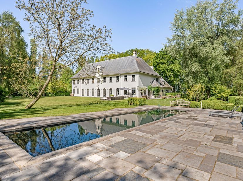 Instapklaar villa-landhuis in een uitzonderlijk landelijke omgeving, ontworpen door architect Lionel Jadot. Deze unieke eigendom combineert karakter,