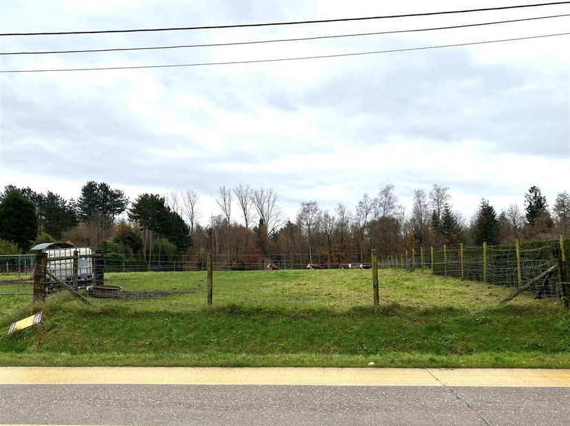 Beau terrain constructible de 2760m²<br />
Ce terrain à bâtir d'une superficie généreuse de pas moins de 2760 m² (cf. plan de mesure) vous offre la ba