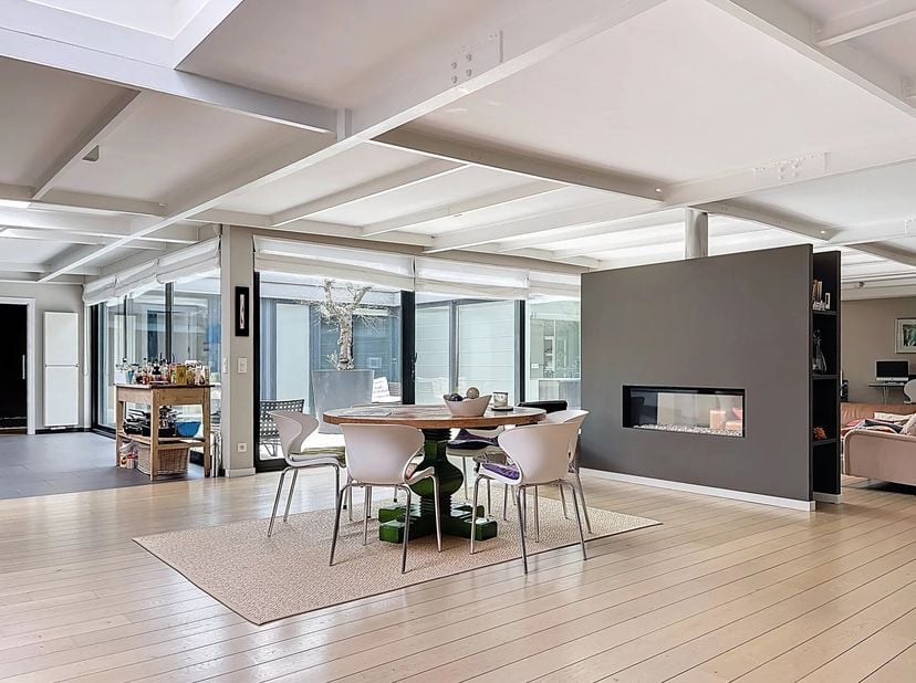 Deze loft van 320m2 (volgens PEB) aan de binnenkant van een eiland ligt vlak naast het Jubelpark en heeft 4 slaapkamers en 3 badkamers.<br />
Als je e