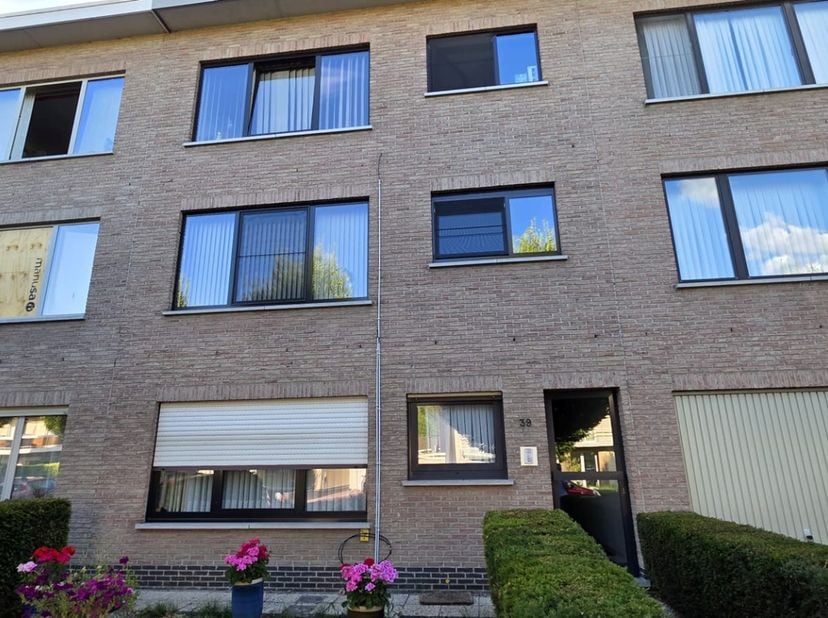 Het betreft hier een instapklaar appartement op de 1ste verdieping met 2 slaapkamers. Verder zijn er een ingerichte keuken en badkamer met ligbad, apa