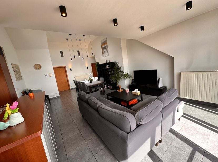 Ruim, comfortabel en uitstekend gelegen appartement van 93 m² bewoonbare oppervlakte met terras, kelderberging en ondergrondse autostaanplaats!<br />