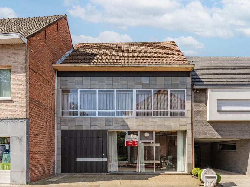 Ruimte, mogelijkheden en een locatie die altijd aantrekkelijk blijft<br />
Sommige woningen vallen op door hun afwerking, andere door hun potentieel.