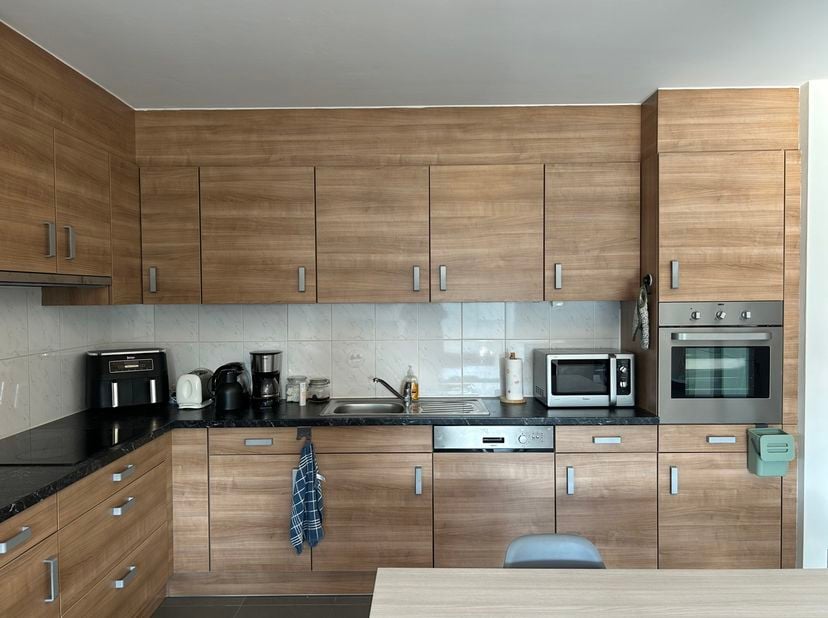 Dit appartement is gelegen binnen de grote ring van Bree in een rustige éénrichtingsstraat. <br />
INDELING: <br />
Kelderverdieping:<br />
- Privatie