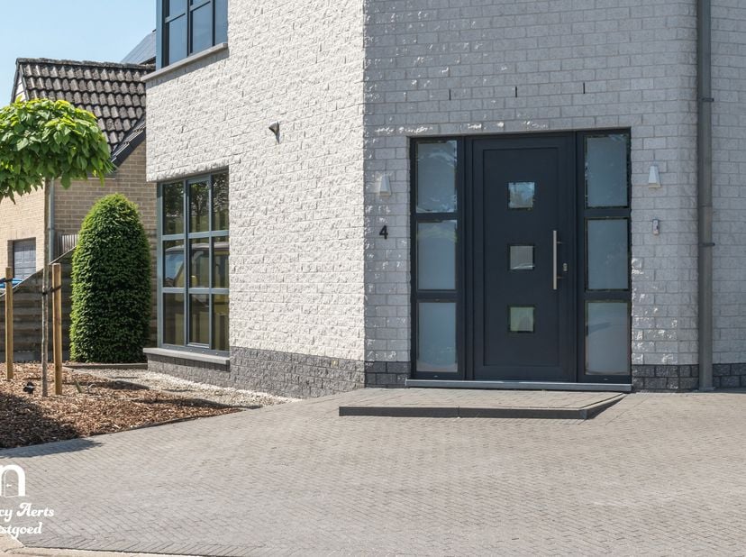Deze verrassend ruime en lichtrijke open bebouwing ligt in een aangename wijk met uitsluitend plaatselijk verkeer en biedt een ideale combinatie van r