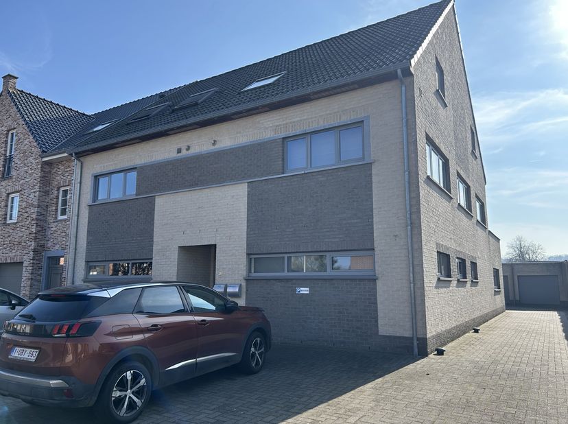 Dit appartement is gelegen binnen de grote ring van Bree in een rustige éénrichtingsstraat. <br />
INDELING: <br />
Kelderverdieping:<br />
- Privatie