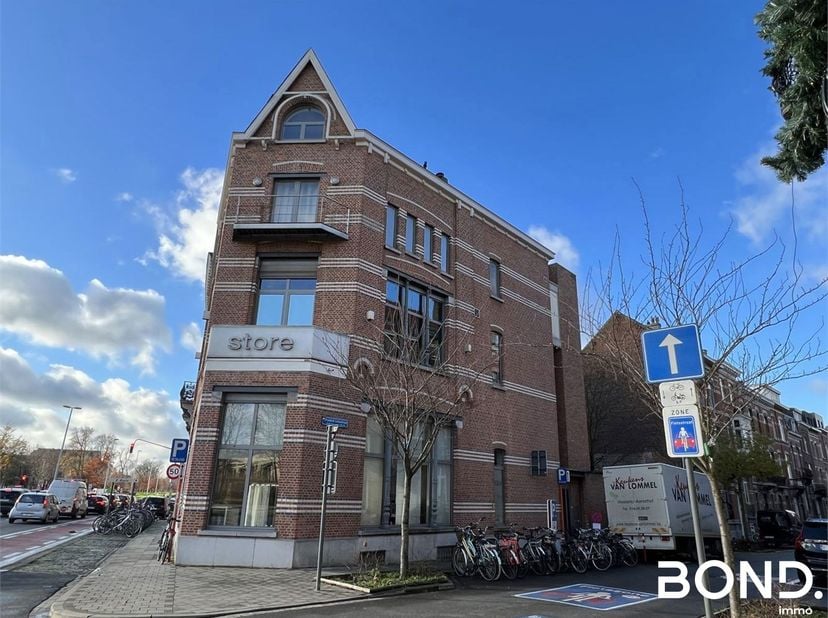 Beschikbaar vanaf 15/09. Available from 15/09.<br />
Geen studenten/ No students (PHD allowed). <br />
Dit verzorgd en ruim duplex-appartement is idea