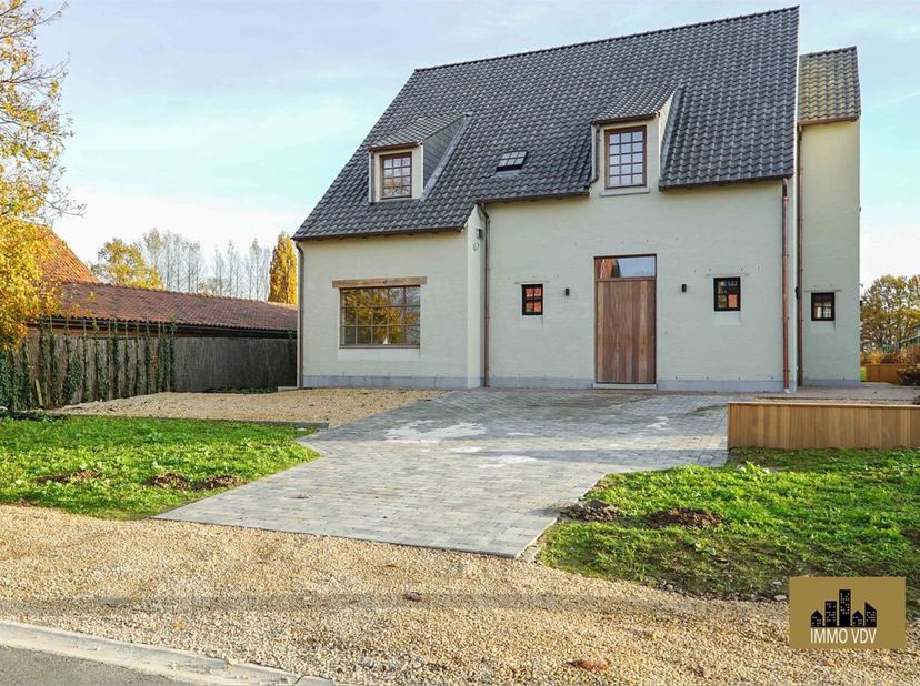 Op zoek naar een ruime, hedendaagse woning waar comfort, kwaliteit en energiezuinig wonen samenkomen? Deze moderne villa uit 2019 beschikt over een be