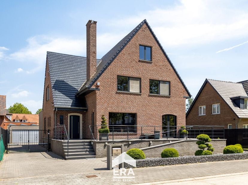 [[ DIT PAND NEEMT DEEL AAN DE ERA OPEN HUIZEN DAG OP 13/6 VAN 14:30 TOT 15:30 ]] Deze ruime vrijstaande woning bevindt zich op een toplocatie in Bree,