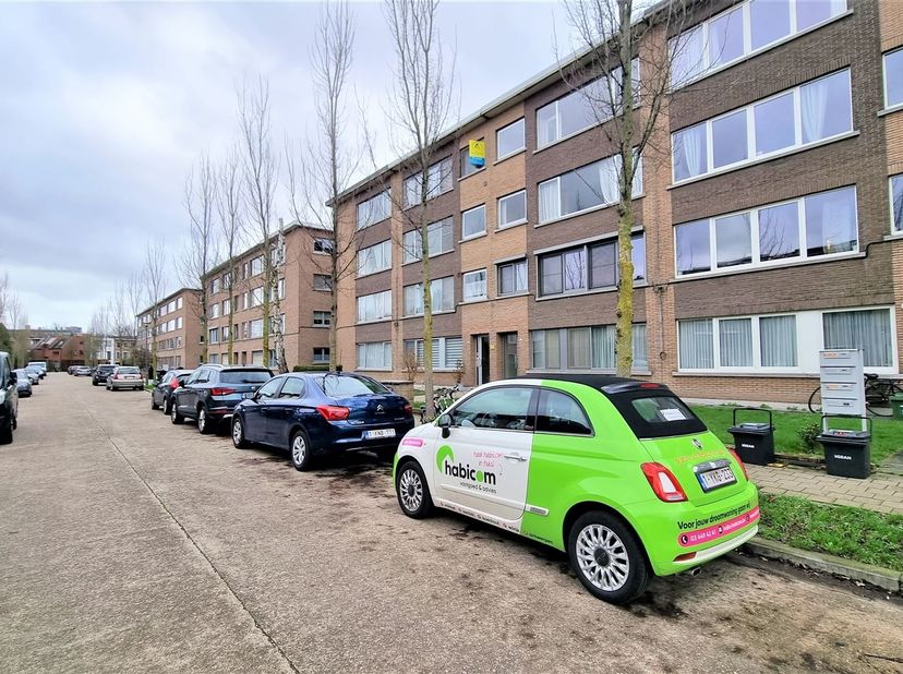 Cet appartement spacieux, situé au 3e étage, se trouve dans un quartier résidentiel agréable et calme.<br />
À proximité immédiate, on trouve des par